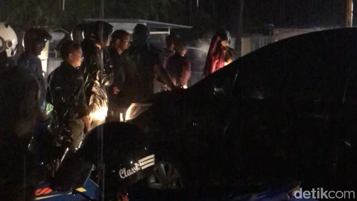 Sejumlah mahasiswa yang tergabung dalam aliansi Wija To Luwu melakukan aksi unjuk rasa hingga malam hari di Kota Palopo, Sulawesi Selatan (Sulsel).