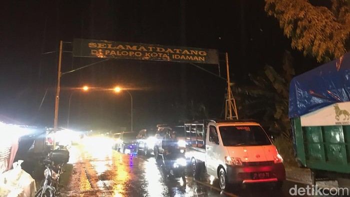 Sejumlah mahasiswa yang tergabung dalam aliansi Wija To Luwu masih melakukan aksi unjuk rasa di Jembatan Miring Kota Palopo, Sulawesi Selatan (Sulsel) malam ini.