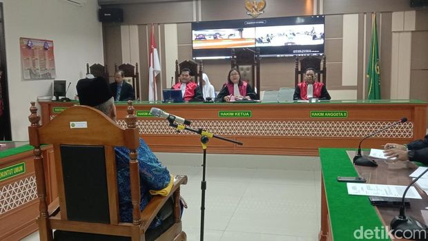 Panji Gumilang menjalani sidang perdana perkara TPPU di Pengadilan Negeri Indramayu