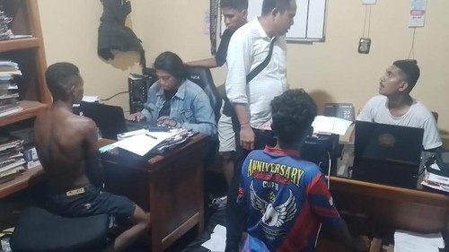 Para pelaku pengeroyokan saat diamankan di Mapolres Alor, NTT. (Dok. Polres Alor)