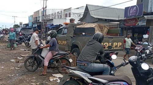 Personel Satpol PP Manggarai Barat menertibkan pedagang Pasar Batu Cermin di Labuan Bajo yang berjualan di badan jalan. (Istimewa)