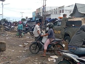 Bikin Macet-Jorok, PKL di Pinggir Jalan Pasar Batu Cermin Ditertibkan