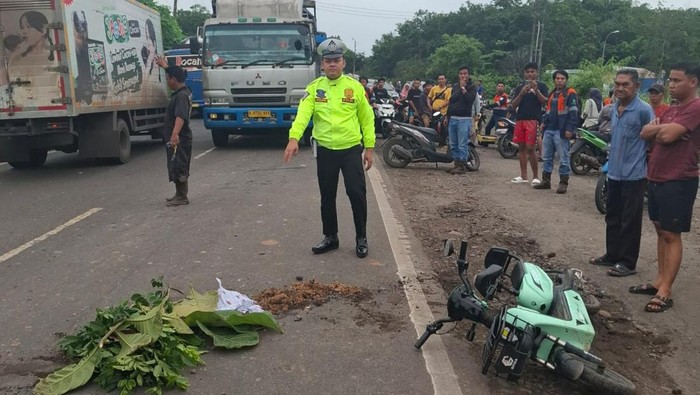 Pelajar di Muara Enim tewas ditabrak truk saat naik sepeda listrik.