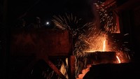 Pekerja melakukan peleburan timah di Divisi Pengolahan dan Peleburan Unit Metalurgi PT Timah Tbk.  