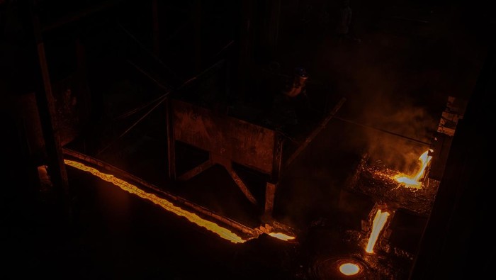 Pekerja melakukan peleburan timah di Divisi Pengolahan dan Peleburan Unit Metalurgi PT Timah Tbk di Mentok, Kabupaten Bangka Barat, Kepulauan Bangka Belitung, Rabu (22/1/2025). Sepanjang tahun 2024 PT Timah Tbk mencatatkan ekspor timah sebesar 91 persen di antaranya ke Singapura 16 persen, Korea Selatan 15 persen, India 11 persen, Jepang 10 persen, Amerika Serikat 9 persen, Belanda 8 persen dan sisanya ke sejumlah negara lainnya. ANTARA FOTO/Nova Wahyudi/tom.