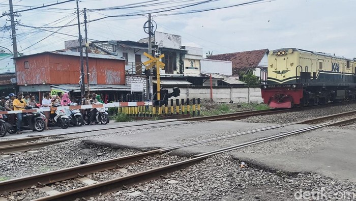 Pelintasan KA tempat pelajar SMA di Gresik mencoba bunuh diri.