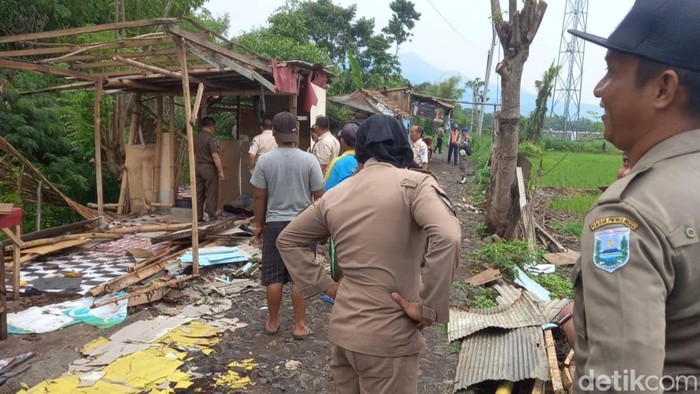 Pembongkaran 7 bangunan semi permanen warung kopi yang menjadi kedok prostitusi di Probolinggo.
