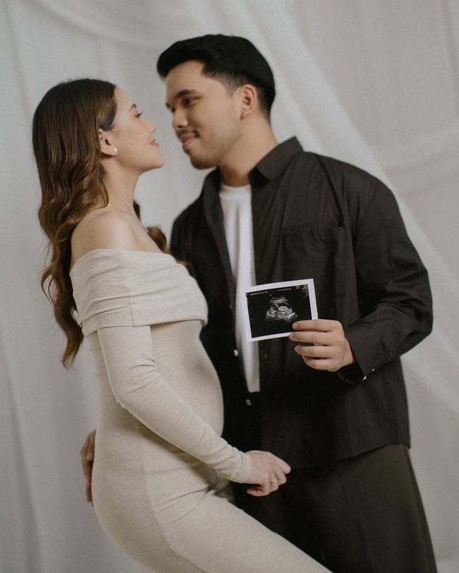 Aaliyah mengumumkan kehamilan anak pertamanya lewat unggahan foto di Instagram. Pemotretan kehamilan bernuansa beige -putih tampak simple namun elegan. Foto: Instagram/@aaliyah.massaid