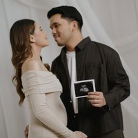 Aaliyah mengumumkan kehamilan anak pertamanya lewat unggahan foto di Instagram. Pemotretan kehamilan bernuansa beige -putih tampak simple namun elegan. Foto: Instagram/@aaliyah.massaid