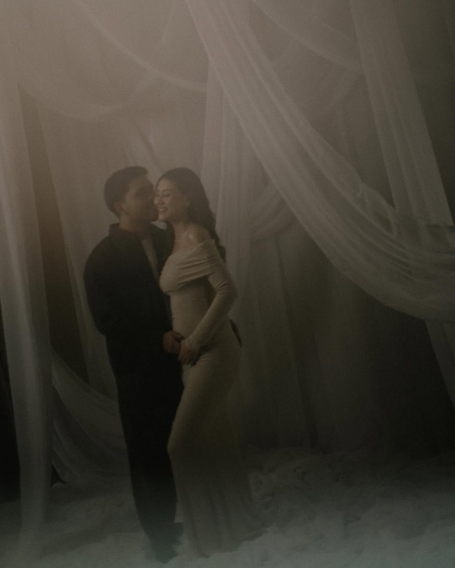 Aaliyah tampak mengenakan gaun off-shoulder dari koleksi Rooha. Gaun berpotongan H-line memeluk tubuhnya dengan sempurna. Foto: Instagram/@aaliyah.massaid