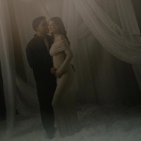 Aaliyah tampak mengenakan gaun off-shoulder dari koleksi Rooha. Gaun berpotongan H-line memeluk tubuhnya dengan sempurna. Foto: Instagram/@aaliyah.massaid