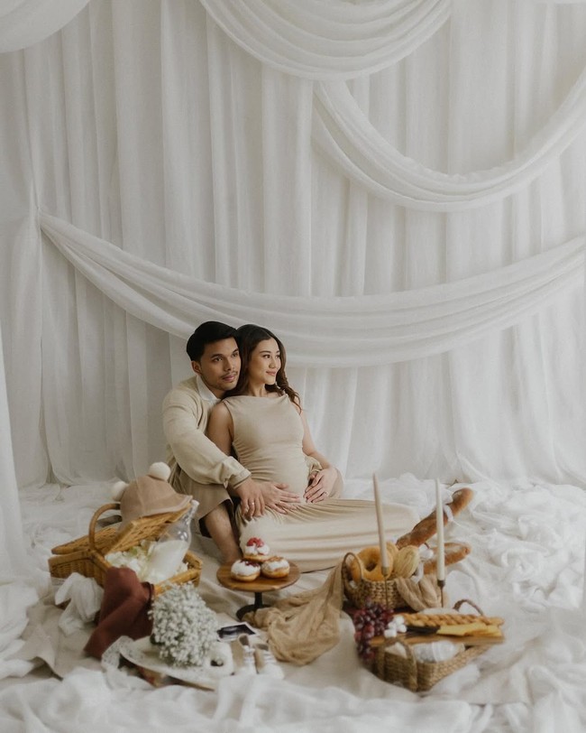 Wajahnya dipercantik makeup bernuansa nude-peach dan kecoklatan, sementara rambut panjangnya ditata bergelombang. Foto: Instagram/@aaliyah.massaid