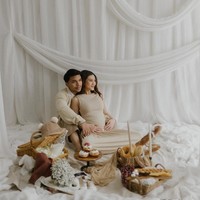 Wajahnya dipercantik makeup bernuansa nude-peach dan kecoklatan, sementara rambut panjangnya ditata bergelombang. Foto: Instagram/@aaliyah.massaid