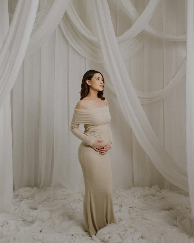 Kabar bahagia datang dari pasangan Aaliyah Massaid dan Thariq Halilintar. Keduanya akan segera dikaruniai momongan. Foto: Instagram/@aaliyah.massaid