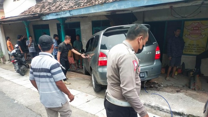 Penampakan Grand Livina tabrak rumah di Banguntapan, Bantul, Kamis (23/1/2025).