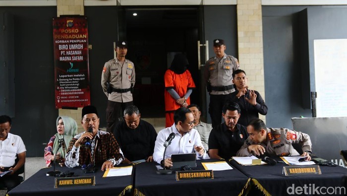 Penampakan pemilik biro umrah PT HMS yang menjadi tersangka penipuan saat dihadirkan dalam rilis kasus di Polda DIY, Kamis (23/1/2025).