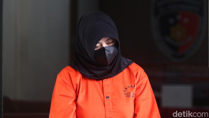 Penampakan pemilik biro umrah PT HMS yang menjadi tersangka penipuan saat dihadirkan dalam rilis kasus di Polda DIY, Kamis (23/1/2025).
