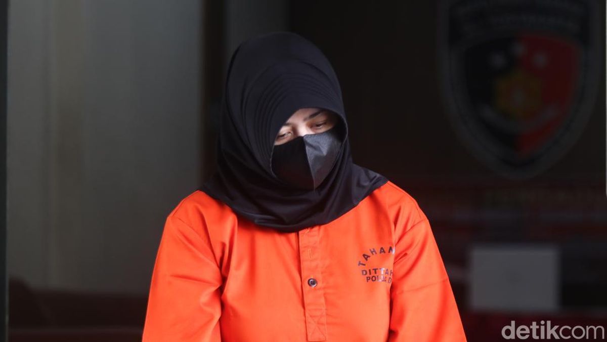 Tampang Indri Dapsari Tersangka Tipu-tipu Biro Umrah Jogja Berbaju Tahanan