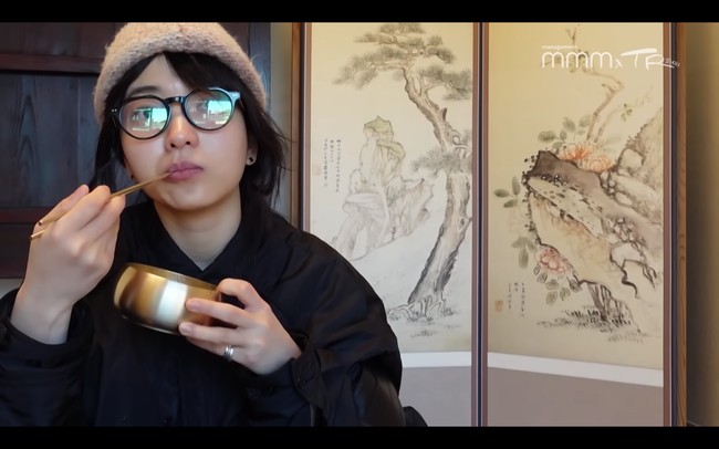 Bintang drama Korea Twenty Five Twenty One itu juga tak ragu menunjukkan wajahnya yang cantik alami tanpa polesan makeup di Instagram dan vlog YouTube. Foto: dok. Instagram @kimtaeri_official, dok. YouTube Management MMM