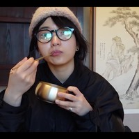 Bintang drama Korea Twenty Five Twenty One itu juga tak ragu menunjukkan wajahnya yang cantik alami tanpa polesan makeup di Instagram dan vlog YouTube. Foto: dok. Instagram @kimtaeri_official, dok. YouTube Management MMM