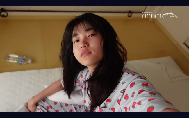Aktris naungan Management MMM itu mengajak penggemar untuk lebih dekat dengannya lewat vlog. Bahkan menyorot momennya bangun tidur, tanpa makeup, masih dengan rambut acak-acakan. Foto: dok. Instagram @kimtaeri_official, dok. YouTube Management MMM