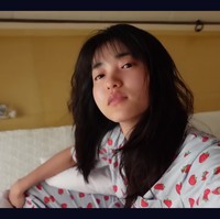 Aktris naungan Management MMM itu mengajak penggemar untuk lebih dekat dengannya lewat vlog. Bahkan menyorot momennya bangun tidur, tanpa makeup, masih dengan rambut acak-acakan. Foto: dok. Instagram @kimtaeri_official, dok. YouTube Management MMM