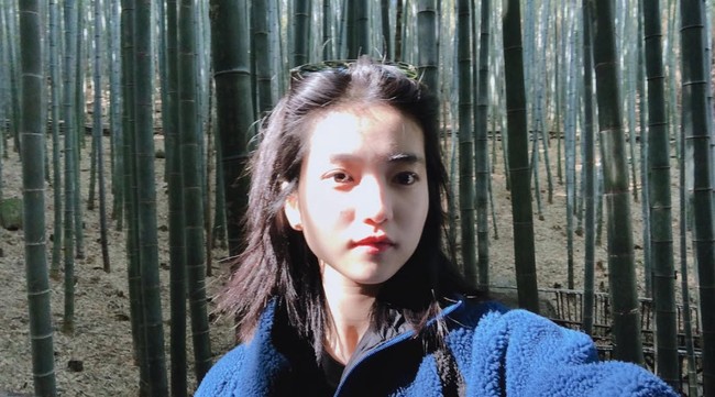 Sejak memulai debut akting di usia 26 tahun, wajah Kim Tae Ri tak berubah, seolah tidak menua hingga berusia 34 tahun. Foto: dok. Instagram @kimtaeri_official, dok. YouTube Management MMM