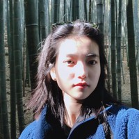 Sejak memulai debut akting di usia 26 tahun, wajah Kim Tae Ri tak berubah, seolah tidak menua hingga berusia 34 tahun. Foto: dok. Instagram @kimtaeri_official, dok. YouTube Management MMM