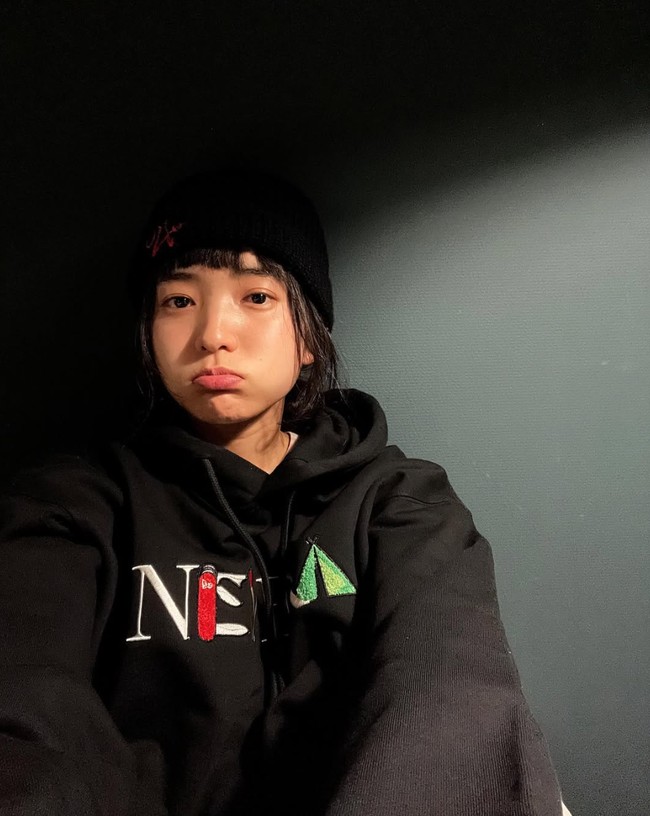 Sejumlah potret bareface yang dibagikan Kim Tae Ri banjir pujian penggemar. Tak jarang dia disebut cantik dan imut. Foto: dok. Instagram @kimtaeri_official, dok. YouTube Management MMM