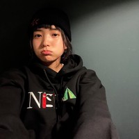 Sejumlah potret bareface yang dibagikan Kim Tae Ri banjir pujian penggemar. Tak jarang dia disebut cantik dan imut. Foto: dok. Instagram @kimtaeri_official, dok. YouTube Management MMM