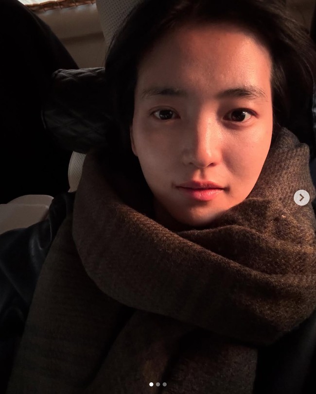 Tanpa makeup, Kim Tae Ri terlihat sudah punya alis tebal dan kulit wajah glowing. Foto: dok. Instagram @kimtaeri_official, dok. YouTube Management MMM