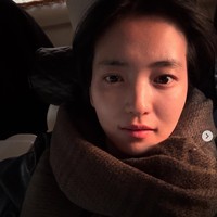 Tanpa makeup, Kim Tae Ri terlihat sudah punya alis tebal dan kulit wajah glowing. Foto: dok. Instagram @kimtaeri_official, dok. YouTube Management MMM