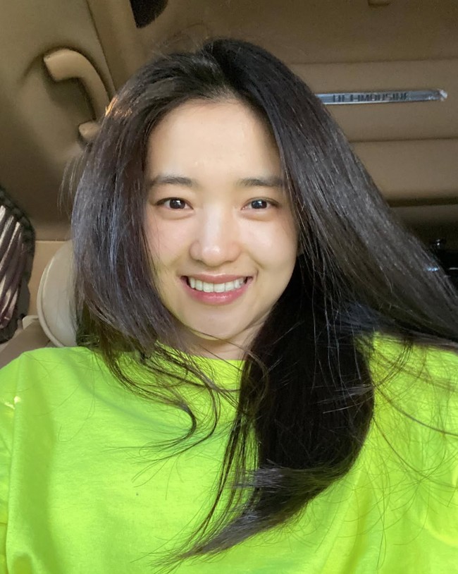 Kim Tae Ri dikenal sebagai salah satu aktris Korea pemilik wajah baby face. Siapa sangka dirinya sudah menginjak kepala tiga? Foto: dok. Instagram @kimtaeri_official, dok. YouTube Management MMM