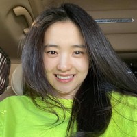 Kim Tae Ri dikenal sebagai salah satu aktris Korea pemilik wajah baby face. Siapa sangka dirinya sudah menginjak kepala tiga? Foto: dok. Instagram @kimtaeri_official, dok. YouTube Management MMM