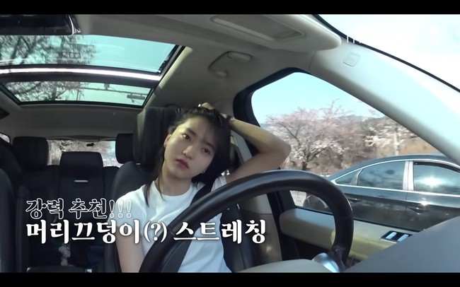 Saat menikmati waktu senggangnya di sela-sela kesibukan syuting, Kim Tae Ri juga memilih bepergian tanpa makeup. Foto: dok. Instagram @kimtaeri_official, dok. YouTube Management MMM