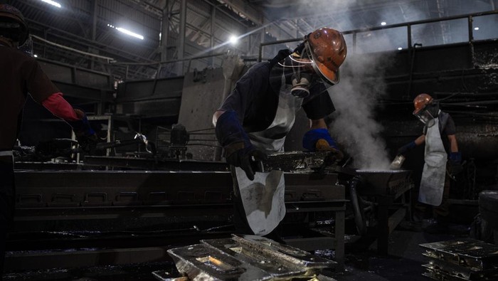 Pekerja melakukan pencetakan balok timah di Divisi Pengolahan dan Peleburan Unit Metalurgi PT Timah Tbk di Mentok, Kabupaten Bangka Barat, Kepulauan Bangka Belitung, Rabu (22/1/2025). Dalam satu hari kapasitas produksi pencetakan balok timah dapat mencapai 40 ton. ANTARA FOTO/Nova Wahyudi/tom.