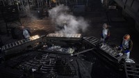 Pekerja melakukan pencetakan balok timah di Divisi Pengolahan dan Peleburan Unit Metalurgi PT Timah Tbk di Mentok, Kabupaten Bangka Barat, Kepulauan Bangka Belitung, Rabu (22/1/2025).  