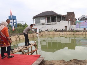 Polisi Bojonegoro Dukung Ketahanan Pangan dengan Tebar 35 Ribu Benih Ikan
