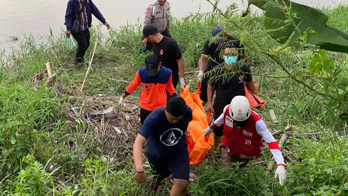 Proses evakuasi lansia yang ditemukan tewas di bantaran Sungai Pabelan, Magelang, usai dilaporkan hilang 11 hari, Kamis (23/1/2025).