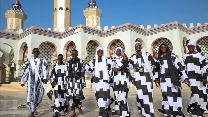 Pengikut komunitas muslim Baye Fall di masjid kota suci Touba.