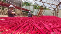 Meski dibantu 4 orang karyawan. Mereka masih kewalahan menghadapi permintaan dupa yang cukup tinggi menjelang Imlek.
