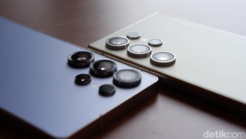 Ring kamera Galaxy S25 Ultra (kiri bawah) terlihat lebih tebal dibanding S24 Ultra (kanan atas).  Foto: Adi Fida Rahman/detikINET