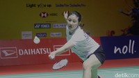 Pada gim kedua, Lin berhasil keluar dari tekanan Gregoria. Sempat bersaing ketat hingga 9-9, Lin lalu menjauh hingga 15-10. Sempat dikejar Gregoria menjadi 13-15, Lin kembali menjauh 18-13 dan akhirnya menang 21-15.  