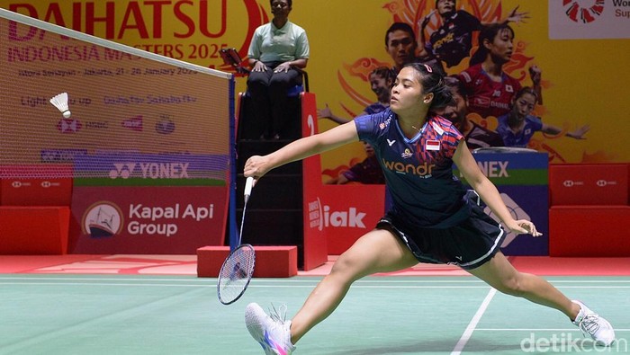 Gregoria Mariska Tunjung melangkah ke perempat final Indonesia Masters 2025 usai menundukkan Lin Hsiang Ti (Taiwan) dalam duel tiga gim yang berlangsung 64 menit dengan skor 21-13, 15-21, 21-14. Bertanding di Istora Senayan, Kamis (23/1/2025).