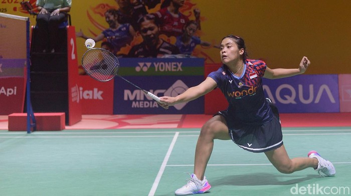 Gregoria Mariska Tunjung melangkah ke perempat final Indonesia Masters 2025 usai menundukkan Lin Hsiang Ti (Taiwan) dalam duel tiga gim yang berlangsung 64 menit dengan skor 21-13, 15-21, 21-14. Bertanding di Istora Senayan, Kamis (23/1/2025).