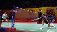 Gregoria kembali mengambil kendali di gim penentuan. Sempat tertinggal 4-6, ia lalu berbalik unggul 8-6 dan menutup interval dengan skor 11-8. Pasca jeda, Gregoria melesat hingga 13-8, kemudian menjadi 17-10.  
