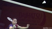 Lin sempat mengejar hingga 10-11 usai rehat, namun Gregoria menjauh hingga 15-10 lalu 18-12. Lin hanya menambah satu angka sebelum Gregoria meraih tiga poin untuk menang 21-13.  