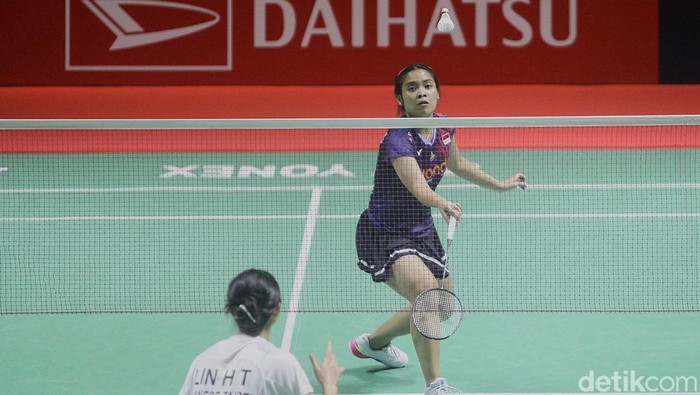 Gregoria Mariska Tunjung melangkah ke perempat final Indonesia Masters 2025 usai menundukkan Lin Hsiang Ti (Taiwan) dalam duel tiga gim yang berlangsung 64 menit dengan skor 21-13, 15-21, 21-14. Bertanding di Istora Senayan, Kamis (23/1/2025).