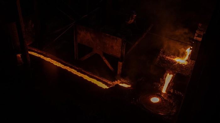 Timah cair dialirkan menuju bak penampungan saat peleburan timah di Divisi Pengolahan dan Peleburan Unit Metalurgi PT Timah Tbk di Mentok, Kabupaten Bangka Barat, Kepulauan Bangka Belitung, Rabu (22/1/2025). Sepanjang tahun 2024 PT Timah Tbk mencatatkan ekspor timah sebesar 91 persen di antaranya ke Singapura 16 persen, Korea Selatan 15 persen, India 11 persen, Jepang 10 persen, Amerika Serikat 9 persen, Belanda 8 persen dan sisanya ke sejumlah negara lainnya. ANTARA FOTO/Nova Wahyudi/tom.