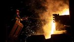 Pernah Lihat Proses Peleburan Timah? Seperti Ini Nih